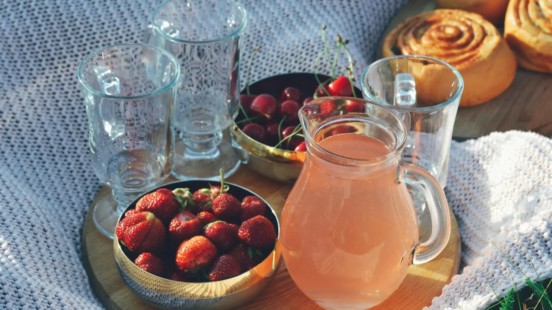 Zomerse tafel met limonade, aardbeien, kersen en gebak van Ons Ambacht