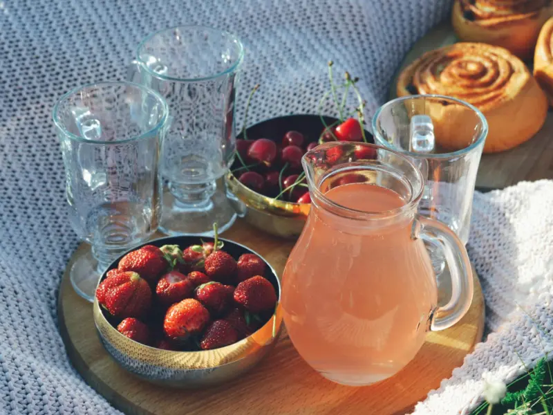 Zomerse tafel met limonade, aardbeien, kersen en gebak van Ons Ambacht