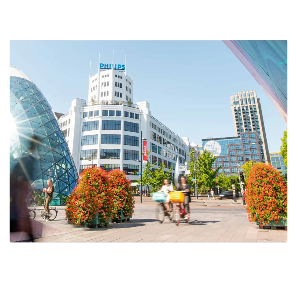 Eindhoven centrum in de zomer met uitzicht op het Philips gebouw.