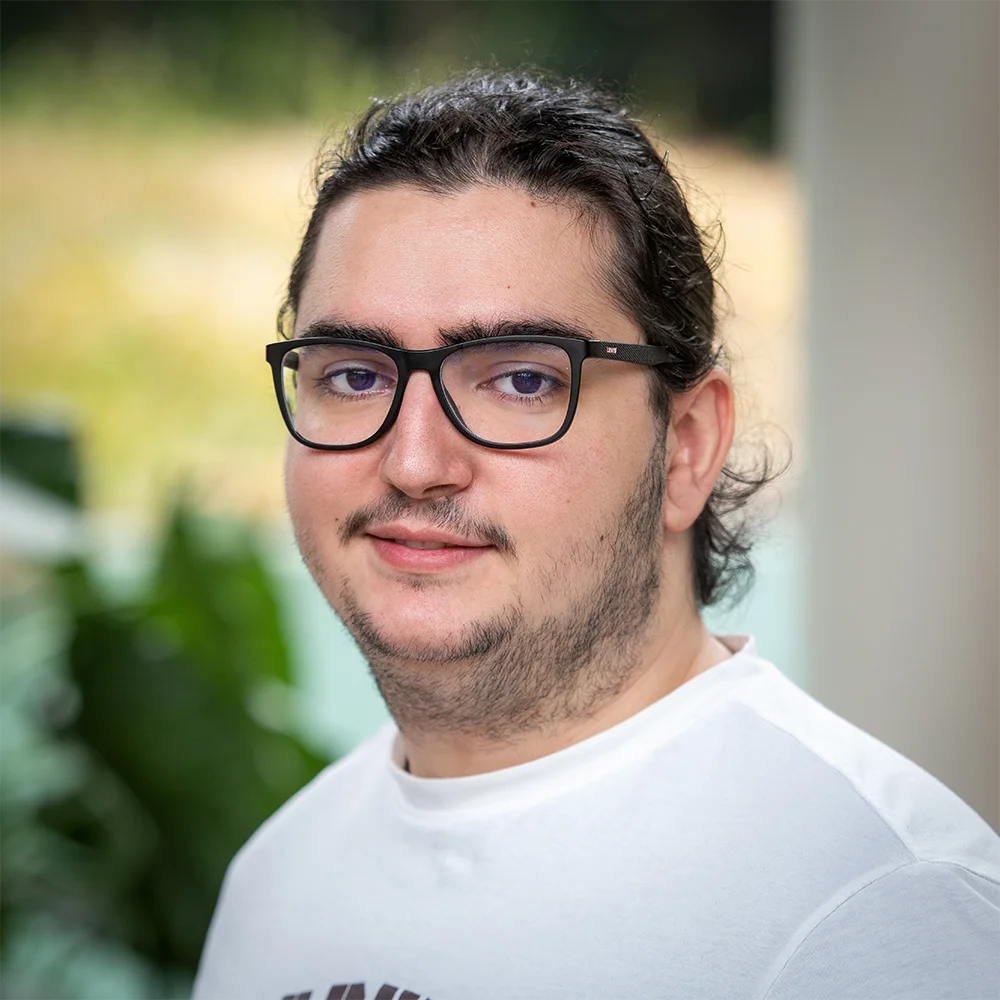 Abdulla Donmez bij Unique Design op kantoor.