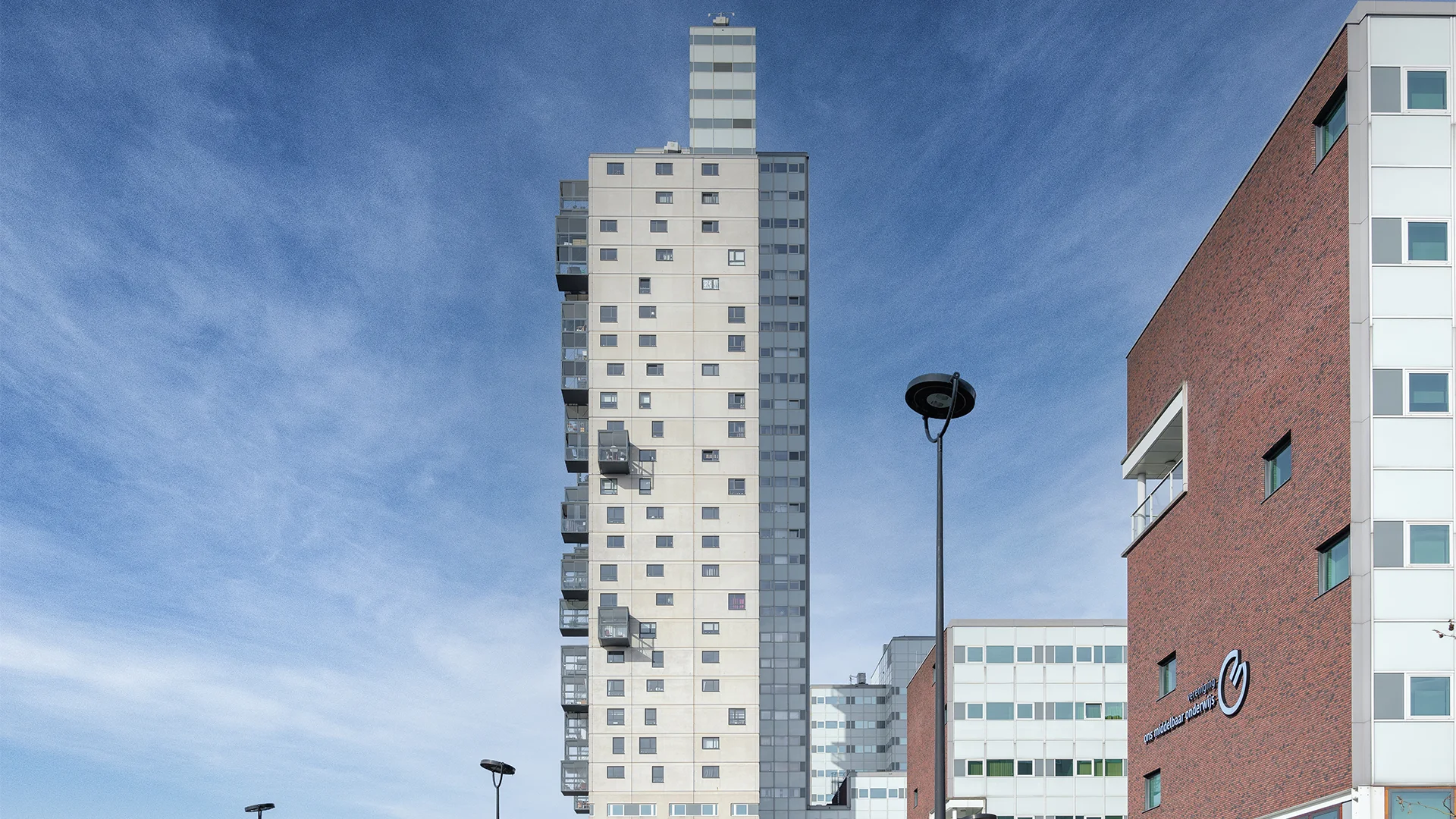 Modern kantoorgebouw in Tilburg – thuisbasis voor creatieve en technische webdesign bureaus die werken aan websites en digitale strategieën.