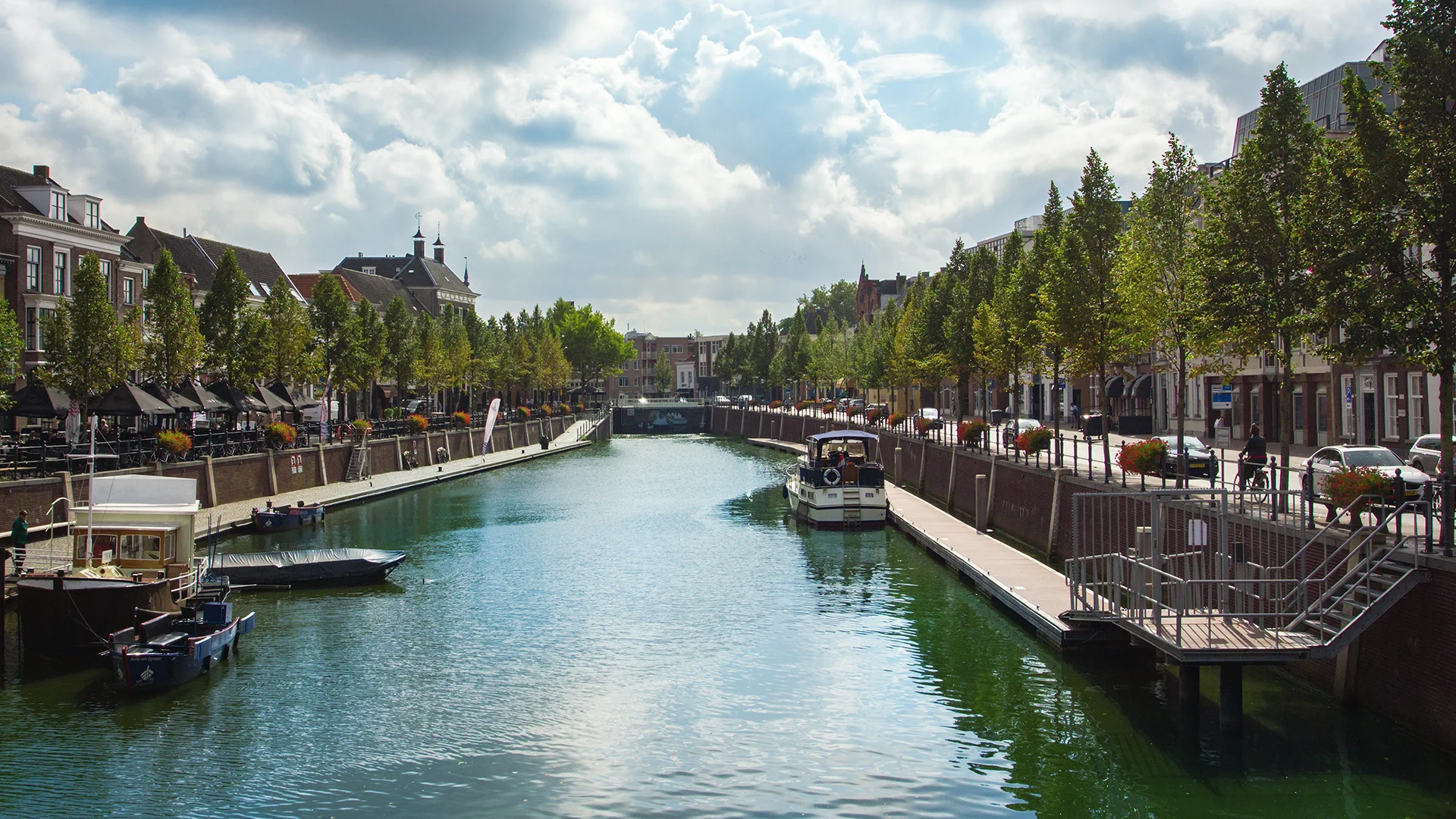 Zicht op het centrum van Breda met het water en terrasjes – lokale expert in WordPress webdesign en websites op maat.