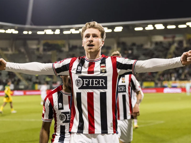 Speler van Willem II juicht in het tenue met FIER Sport als hoofdsponsor