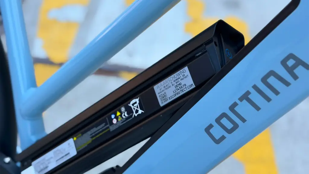 Close-up van een lichtblauwe Cortina-fiets met een BICO Protect-registratiesticker op de accu
