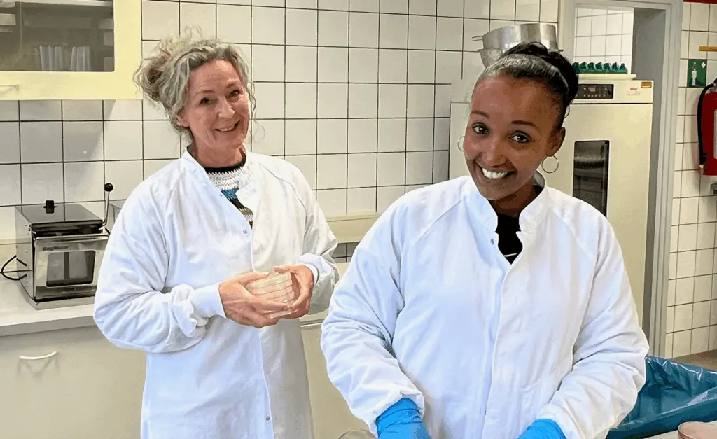 Twee medewerkers van Châteraisé Europe in witte werkjassen in de productielocatie in Tilburg