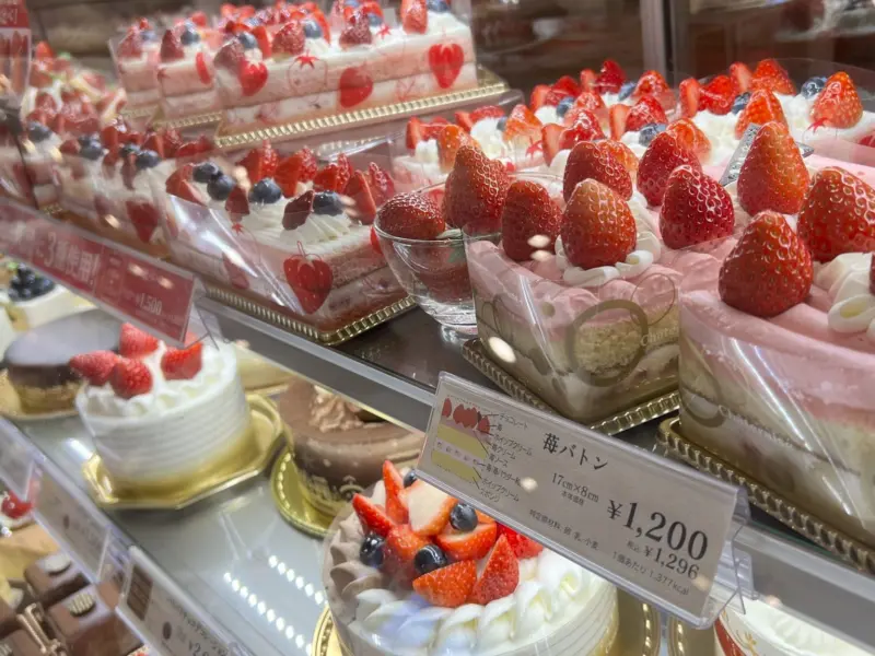Vitrine met aardbeientaarten en gebakjes van Châteraisé