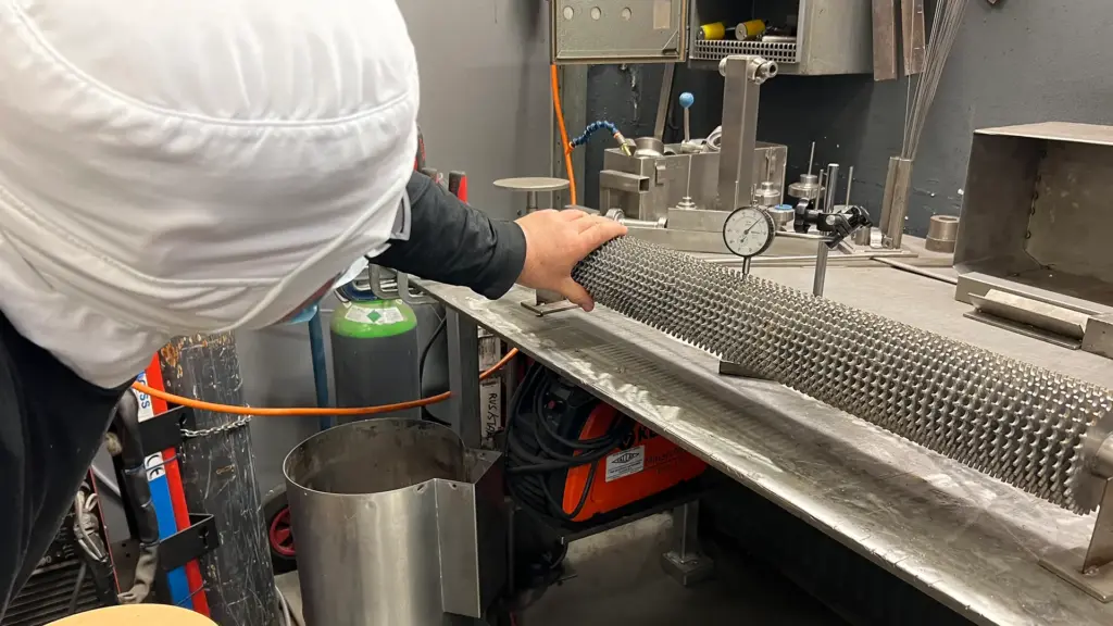 Medewerker van Châteraisé Europe aan een productiemachine in Tilburg