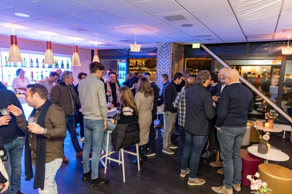 Bezoekers in de FIER Lounge in het Koning Willem II-stadion
