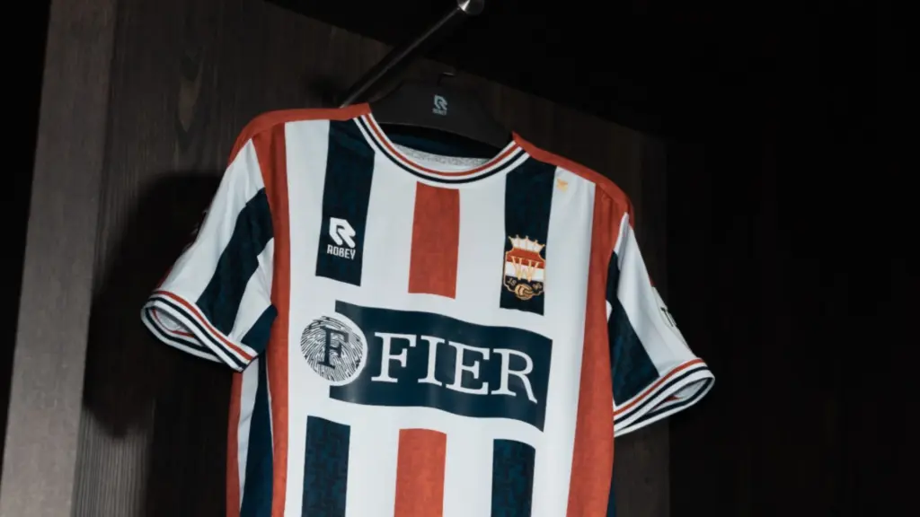 Wedstrijdshirt van Willem II met het logo van FIER Sport