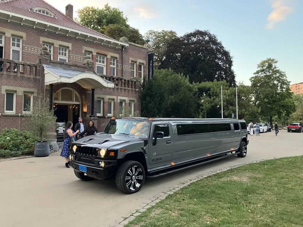 Hummer-limousine van Splendeur voor een landhuis, met gasten ervoor
