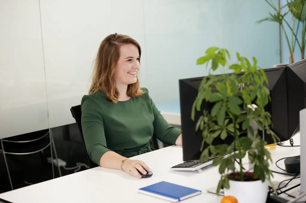 Medewerker aan het werk achter een bureau op het kantoor van Tool2Match
