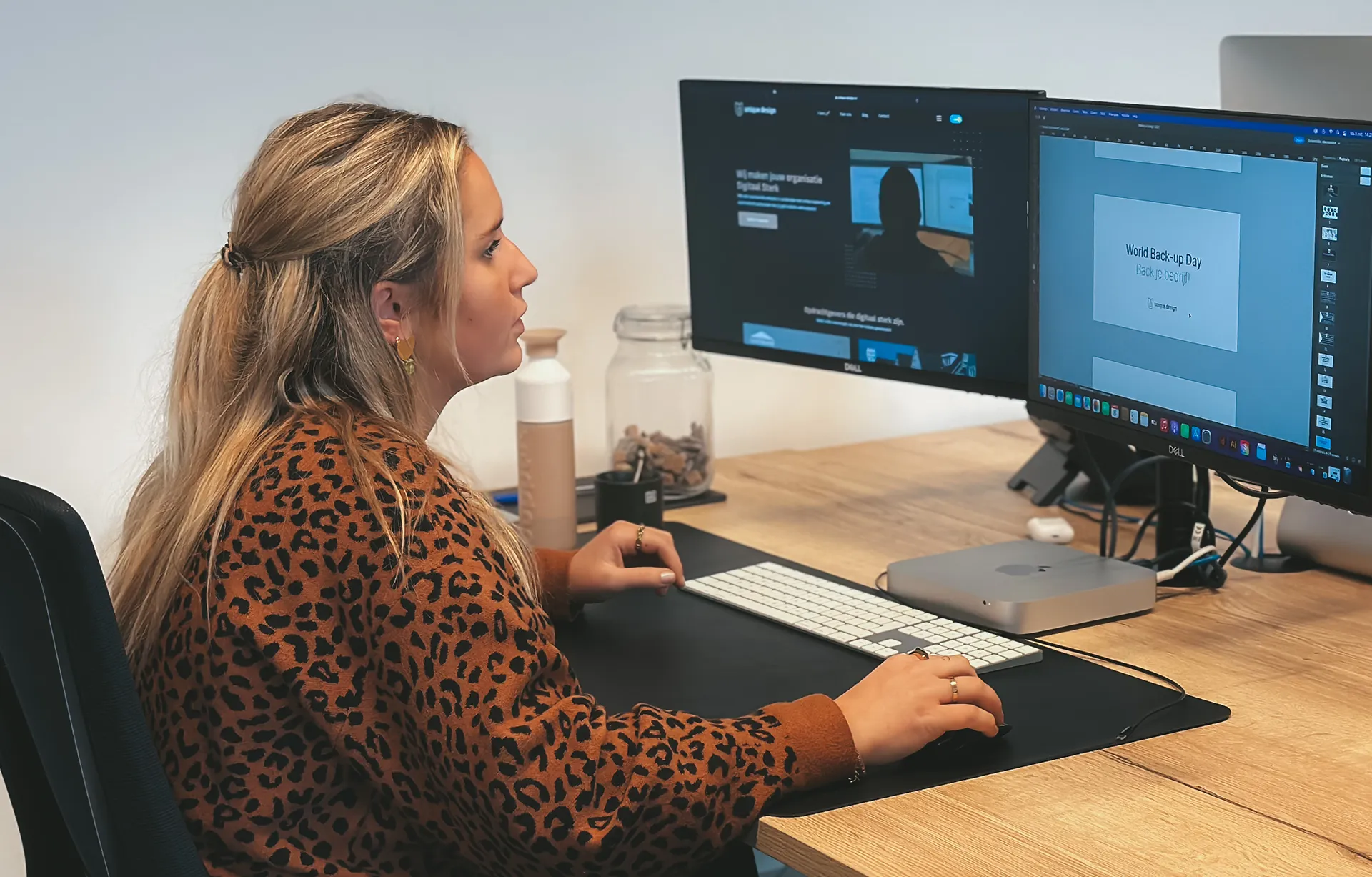 Een collega werkt aan een WordPress-website op ons kantoor in Tilburg