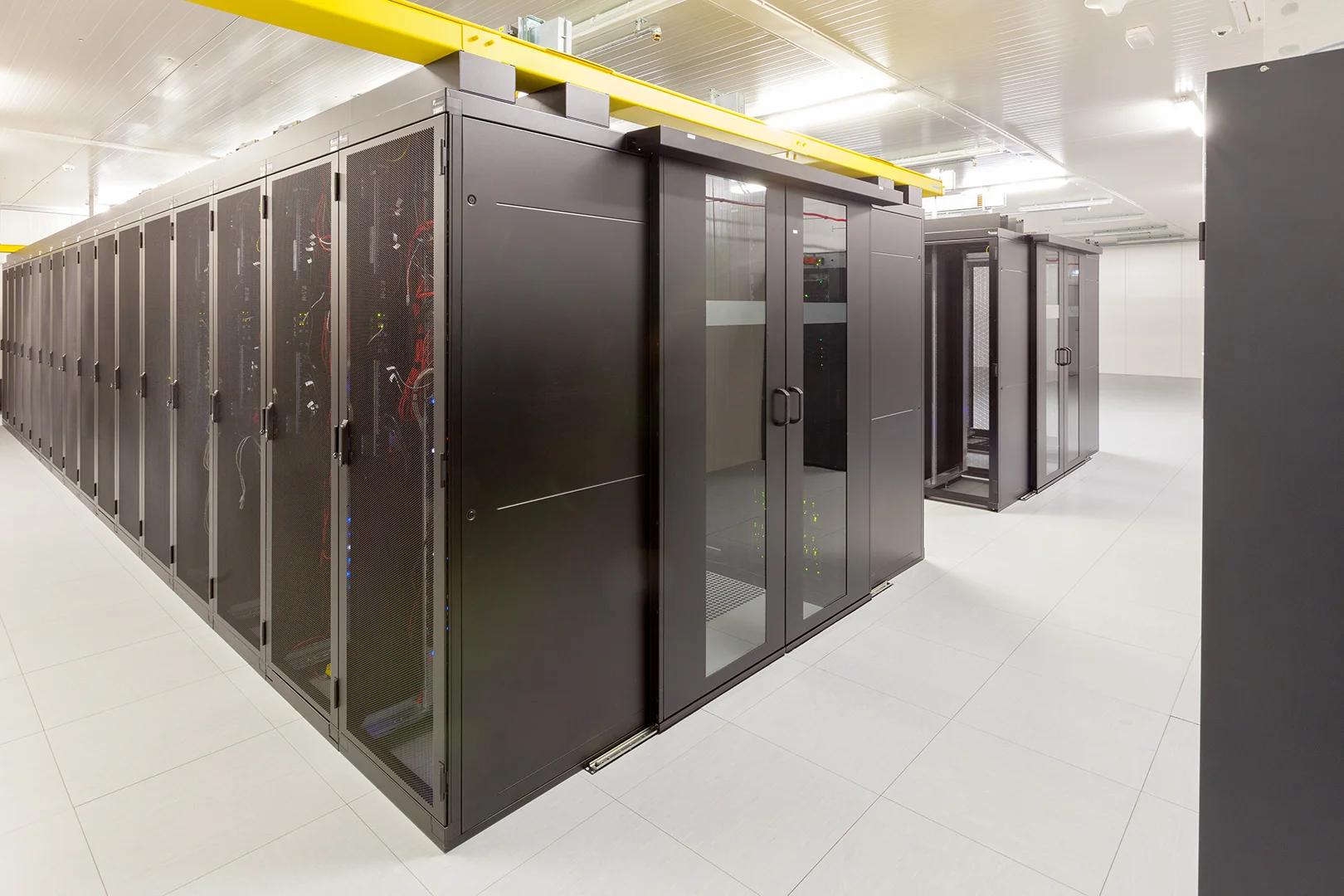 De serverracks in het datacenter in Waalwijk waar onze klantsites draaien