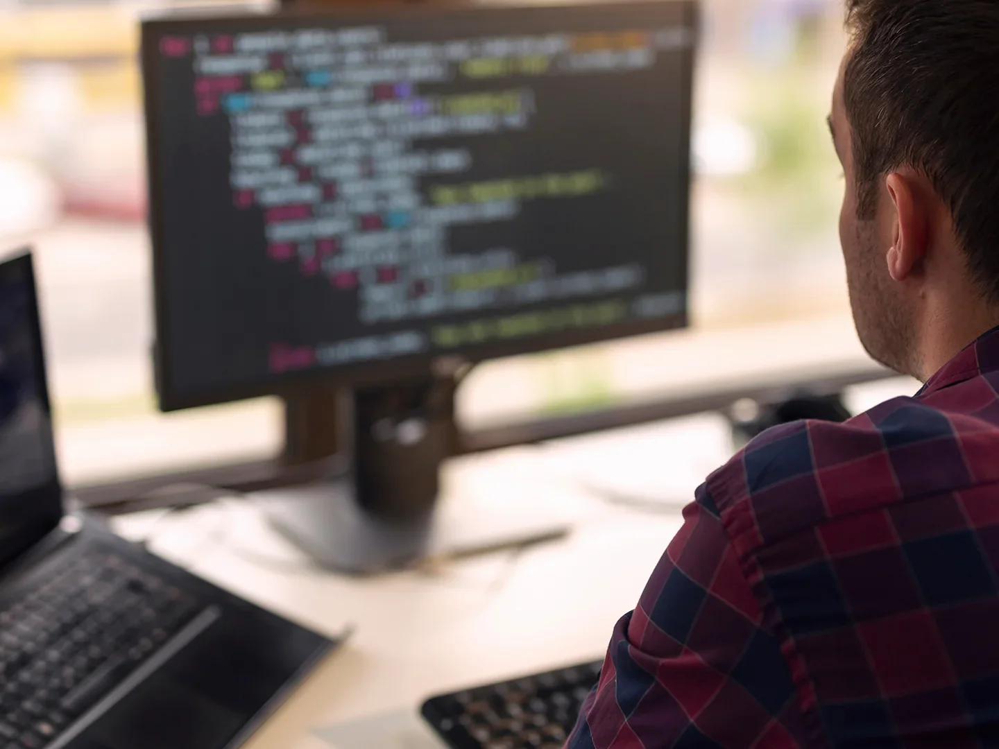 Developer van Unique Design werkt aan de code van een website