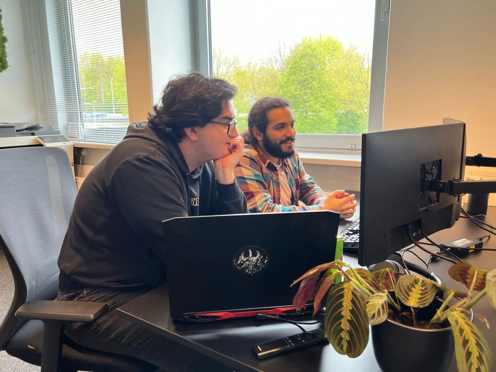 Twee van onze developers werken samen aan een site