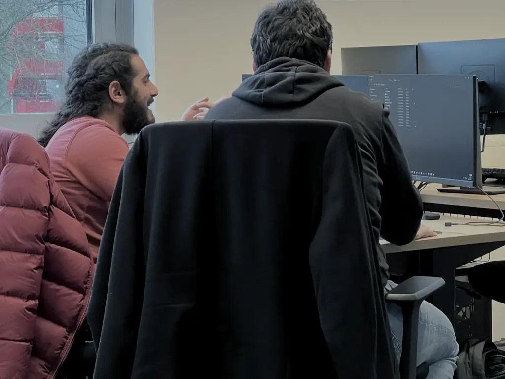 Onze developers overleggen achter het scherm