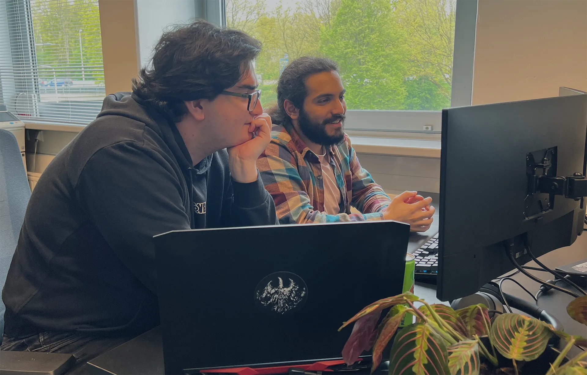 Twee van onze developers werken samen aan de techniek van een site
