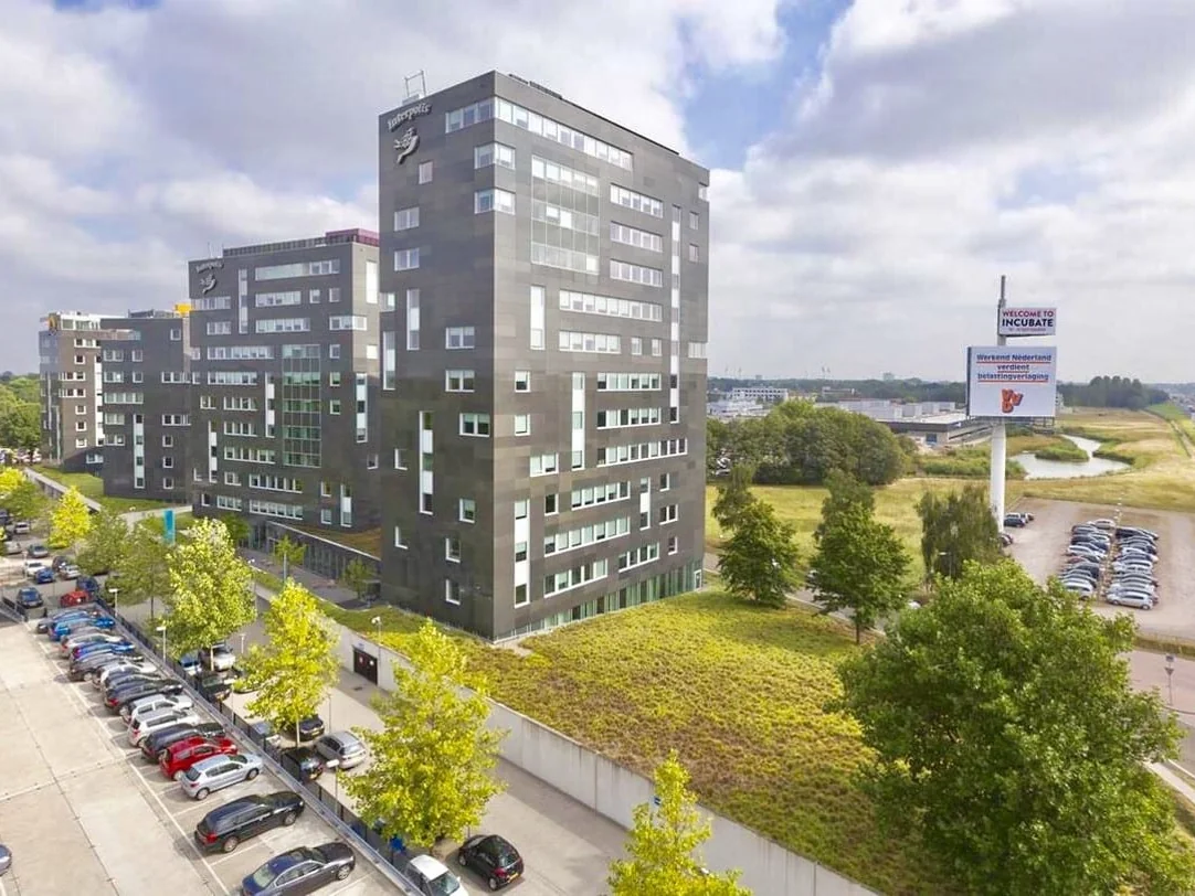 Het kantoorgebouw aan de Dr. Hub van Doorneweg in Tilburg, naast de A58