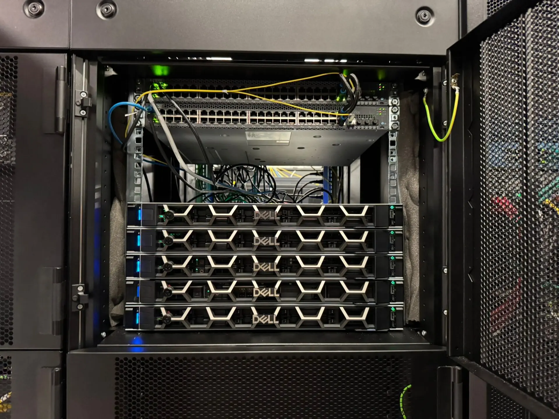Een van onze servers in het datacenter in Waalwijk, van dichtbij