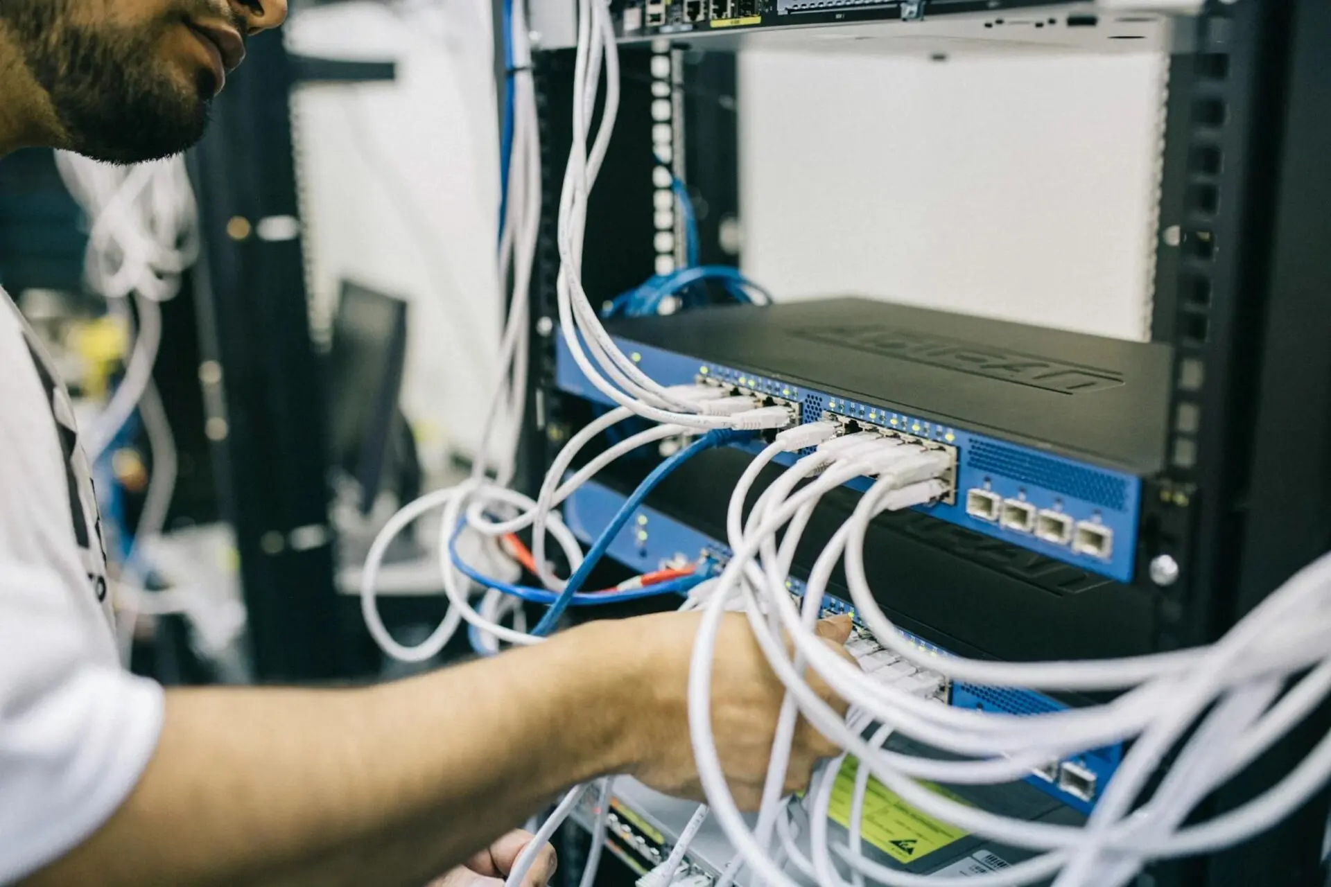 Bekabeling in een van onze serverracks in het datacenter in Waalwijk