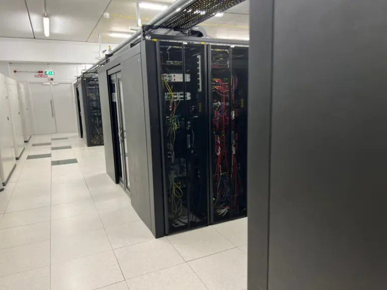 De gang met serverracks in het datacenter in Waalwijk waar onze klantsites draaien