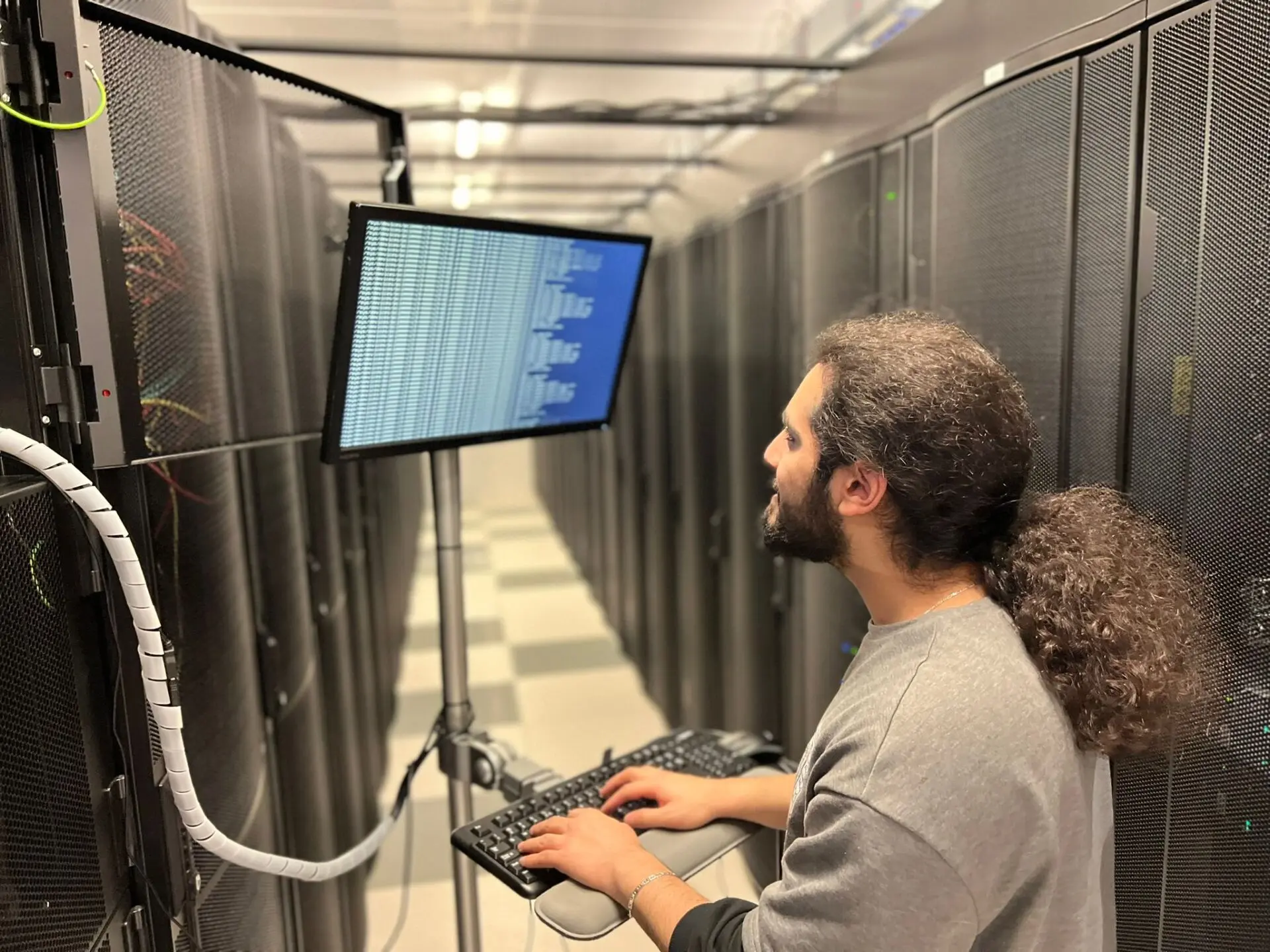 Een van ons aan het werk bij onze servers in het datacenter in Waalwijk